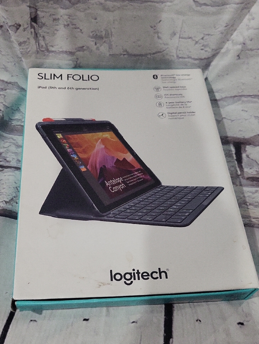 Logitech Slim Folio Keyboard Case for iPad - Black